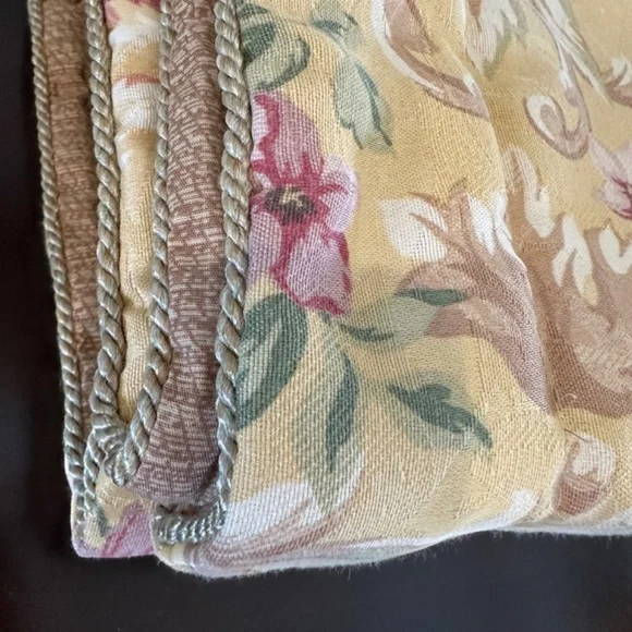 New Croscill Home Two( 2) Floral Pillow Shams Standard Size 27 x 21